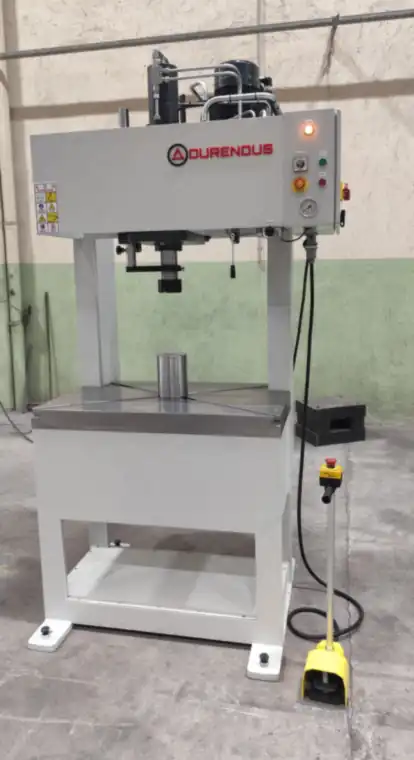 Pressa DW compatta con quadro di comando