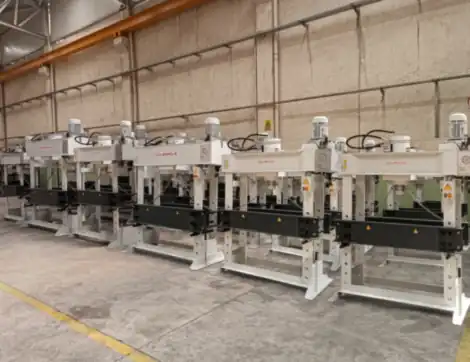 Linea di presse DW in produzione